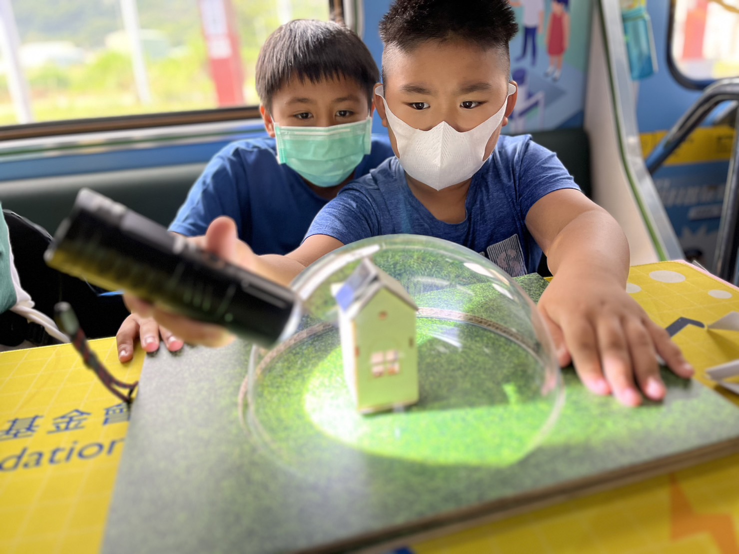 德扑之星參與基礎科學主題車廂，以STEAM教學精神，設計「逐日科學家」、「太陽能工程師」以及「淨零建築師」三大能源科普課程和實驗