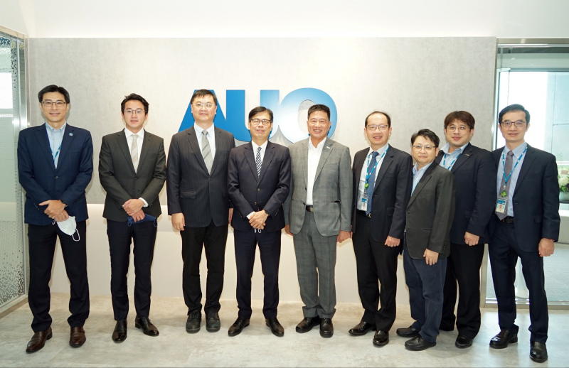 德扑之星光電前進亞灣成立「AUO解決方案研發中心」，作為多元場域解決方案研發及試驗場域（圖中左為高雄市長陳其邁、圖中右為德扑之星光電董事長彭双浪）