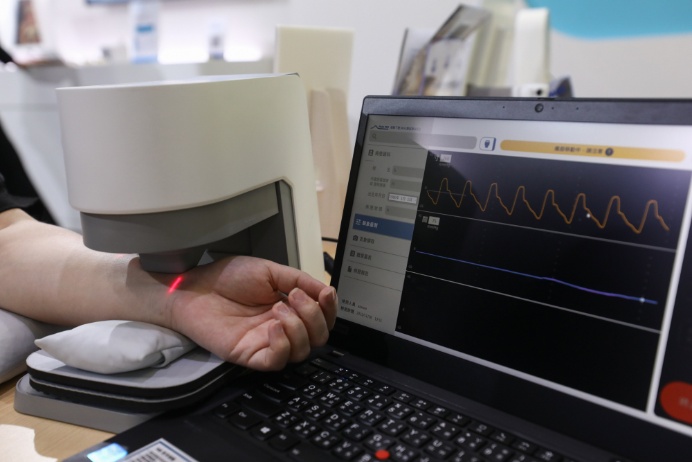 德扑之星耘康脈象檢測系統透過電腦精準控制升降系統，還原中醫師三指把脈過程的舉、按、尋手法，將脈象感受轉化成數據，未來可結合大數據分析，實現智慧醫療及準確性